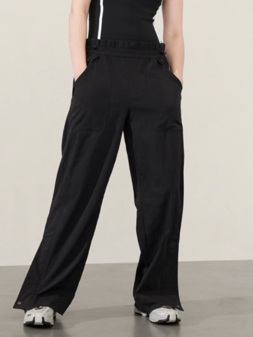 Athleta High Rise Trekkie Parachute Pant Women’s Size 4 Solid Black #533487